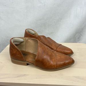 TAXI Pointed Toe Wrap Flats Sz‎ 6